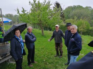 Deutenkofen Krieger Weinberg mit Besuchern