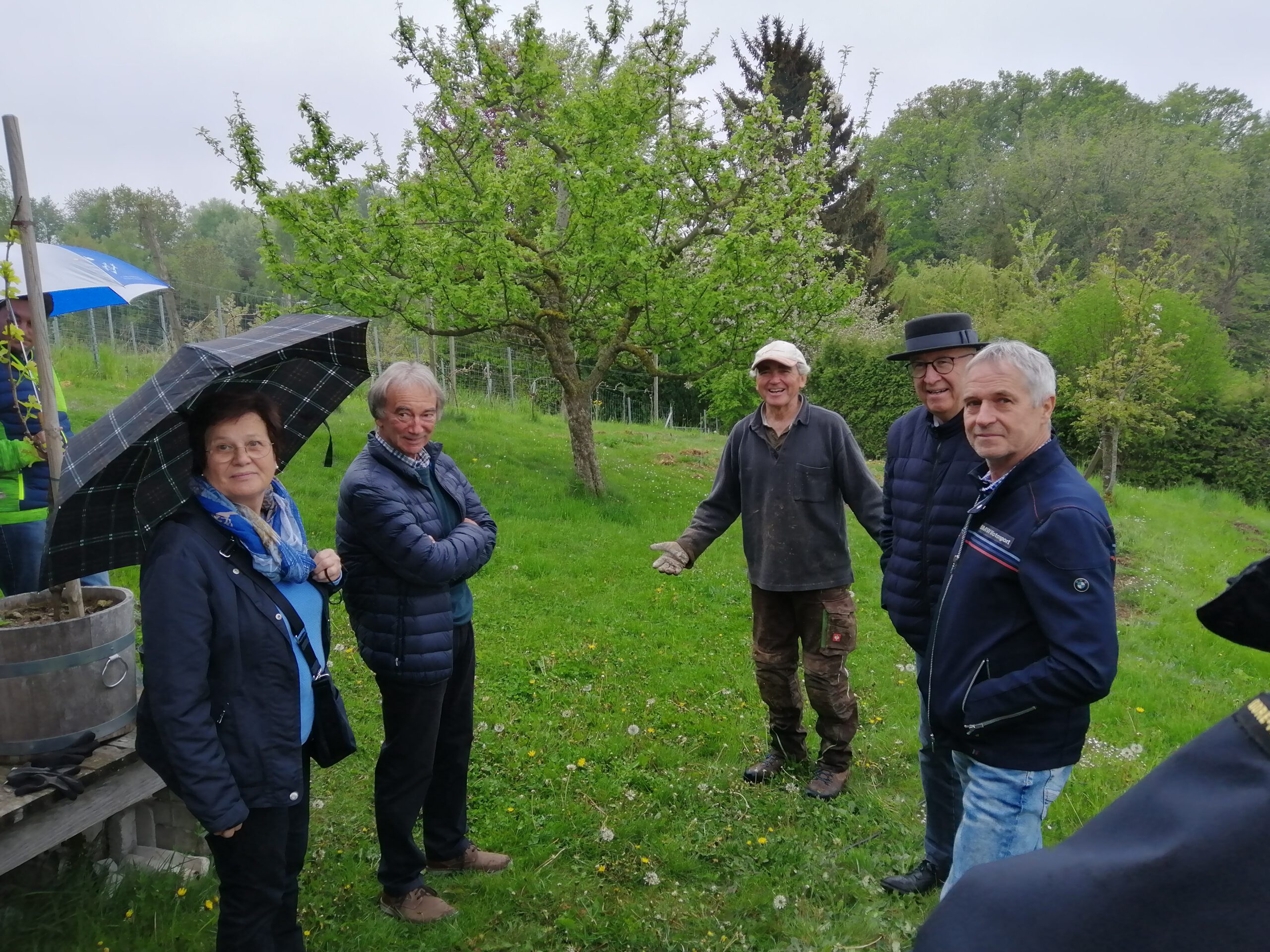 Deutenkofen Krieger Weinberg mit Besuchern